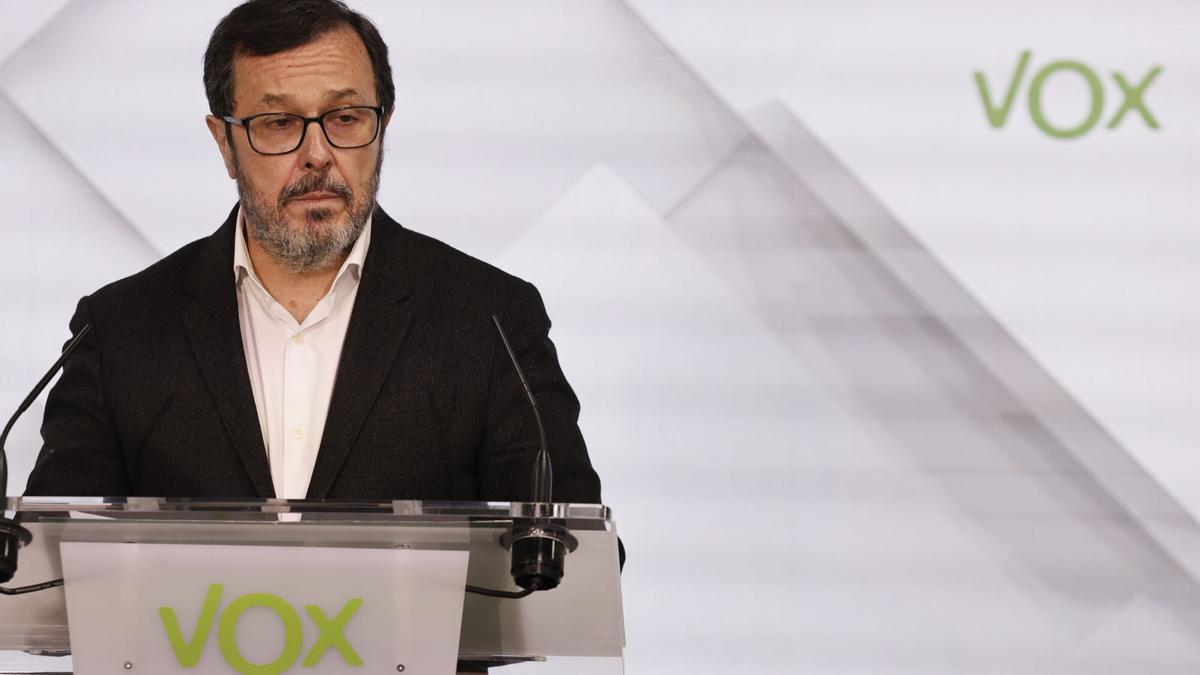 El portavoz de Vox, José Antonio Fúster durante una rueda de prensa ofrecida en la sede del partido.