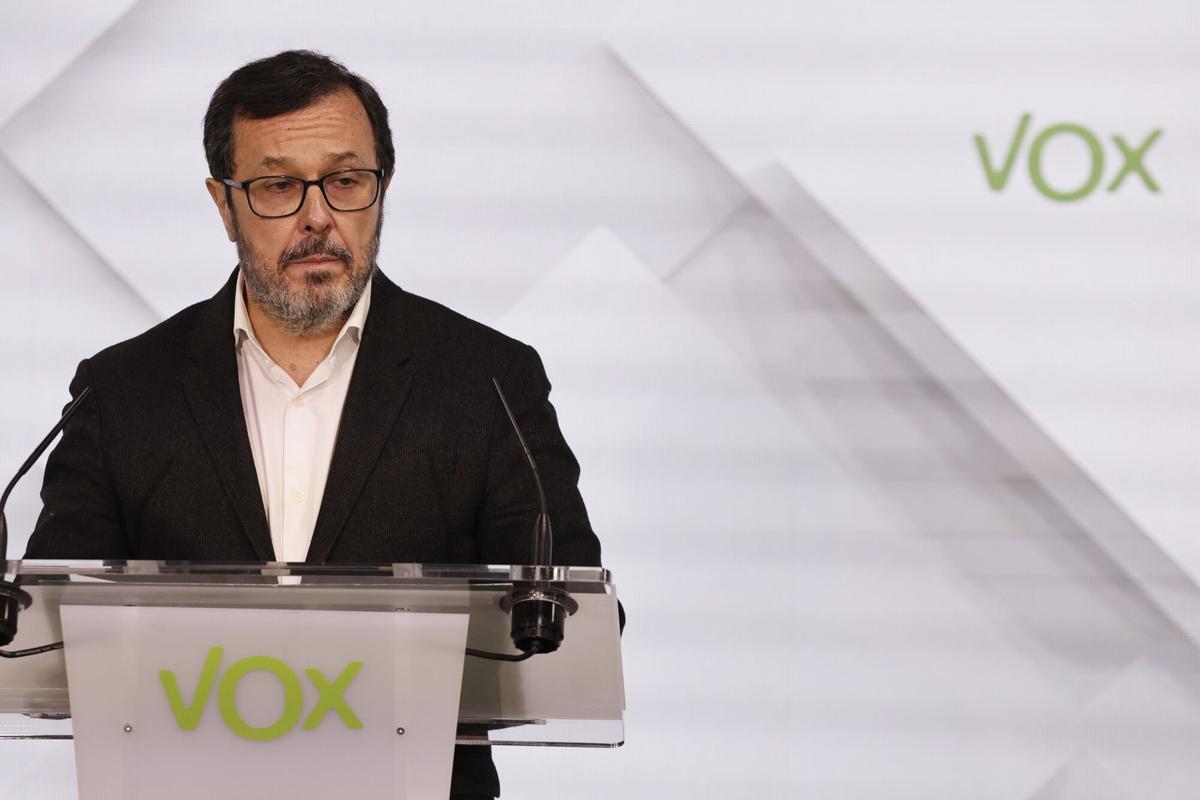 El portavoz de Vox, José Antonio Fúster durante una rueda de prensa ofrecida en la sede del partido.