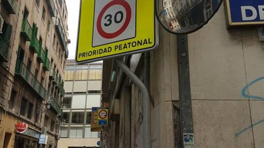 Nueva señal más grande de Zona 30 en San Telmo con Gravina.