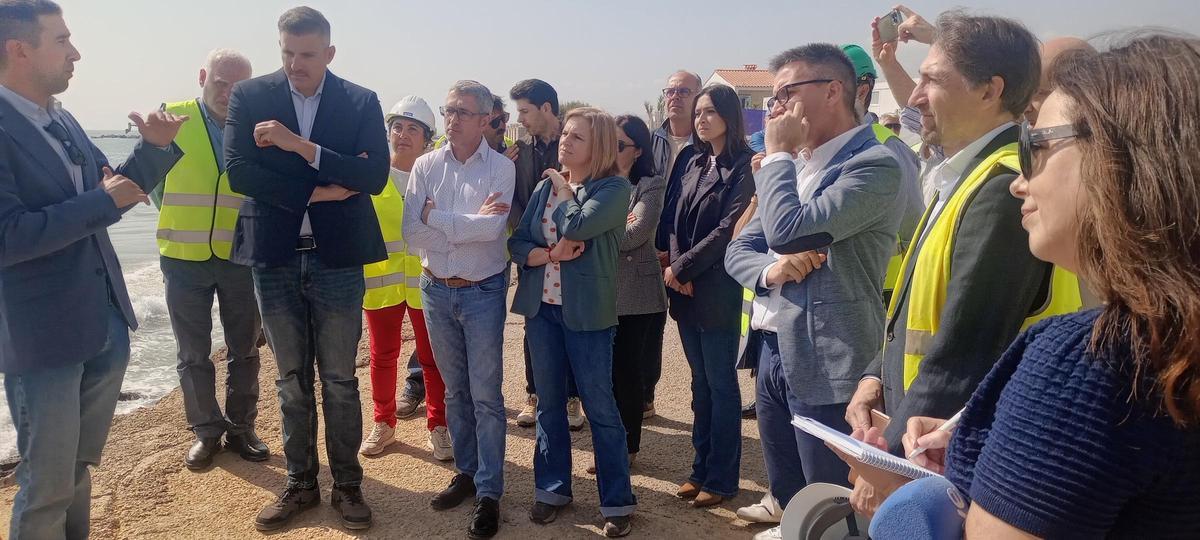 Las autoridades y técnicos, esta mañana, en la visita al litoral sur de Cullera.