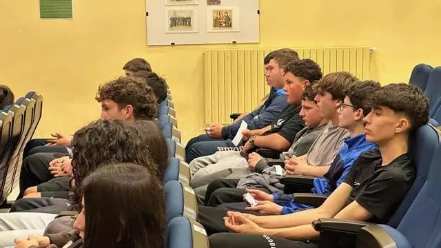 La Semana de las Letras Asturianas echa raíces en el Instituto de Luarca