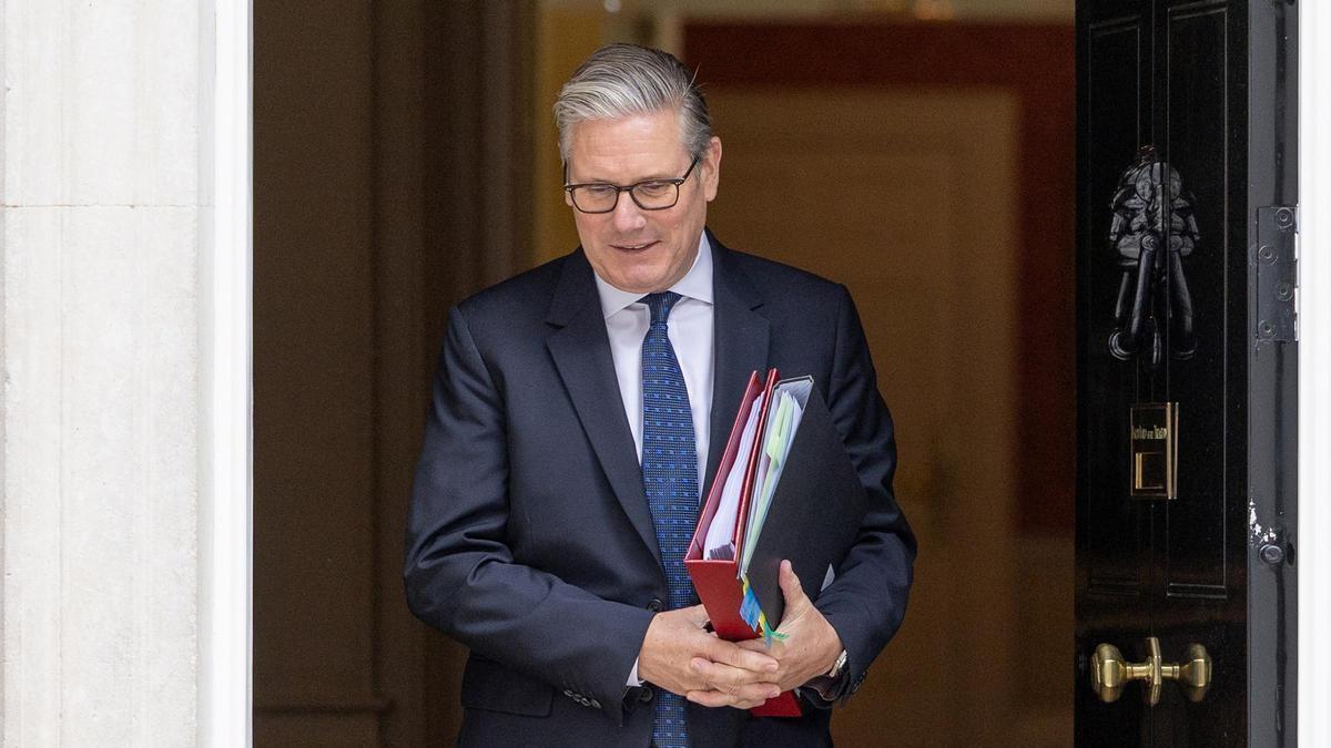 El primer ministro de Reino Unido, Keir Starmer, sale de Downing Street.
