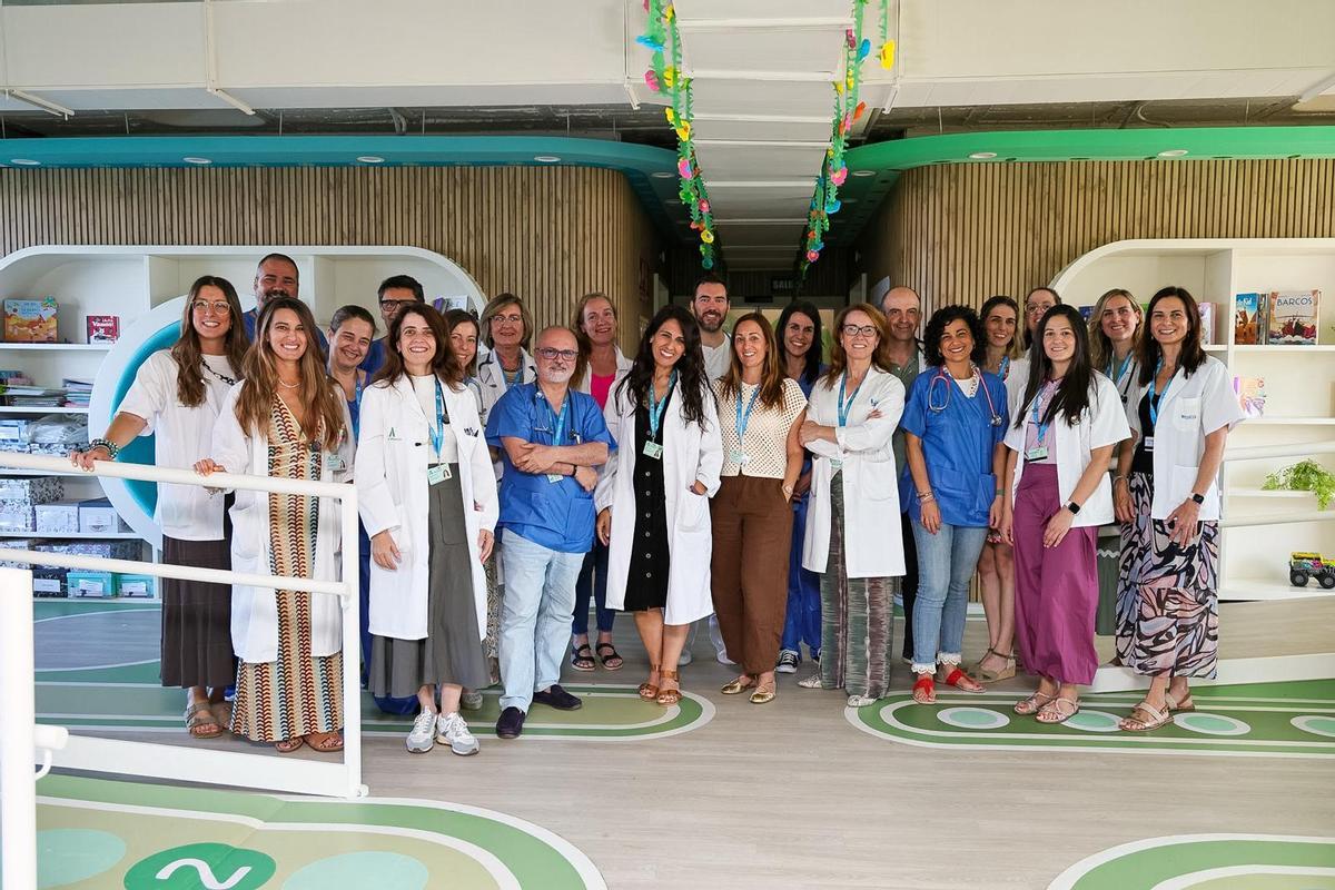 Esmeralda Núñez,  junto a varios miembros del servicio de Pediatría del Hospital Regional en la ludoteca del Hospital Materno.