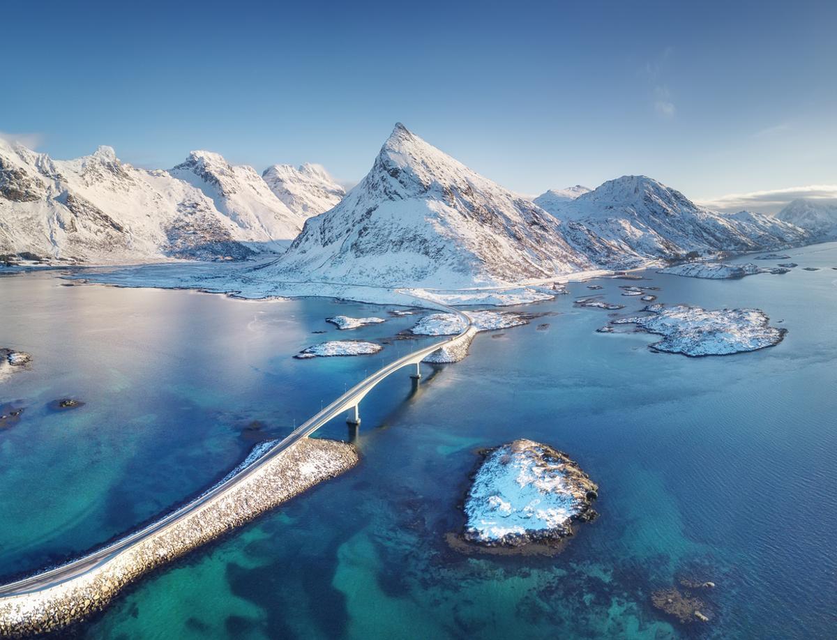 La ruta panorámica de las Islas Lofoten es la carretera E10, conocida como la "Ruta del Rey", atraviesa montañas, fiordos y pueblos pesqueros