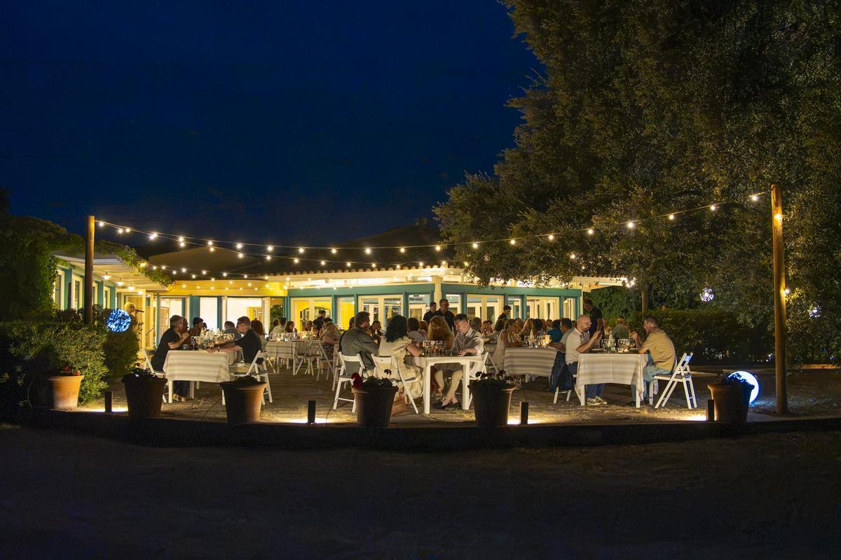 Terraza de la masía Mas Rabell, durante la cena.