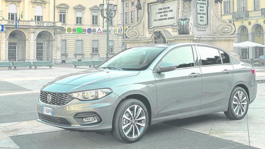 El Fiat Tipo nace con vocación de vehículo global, de ahí su carrocería sedán eminentemente práctica con espacio para cinco y un maletero de 520 litros; otras bazas que juega son el precio y el diseño