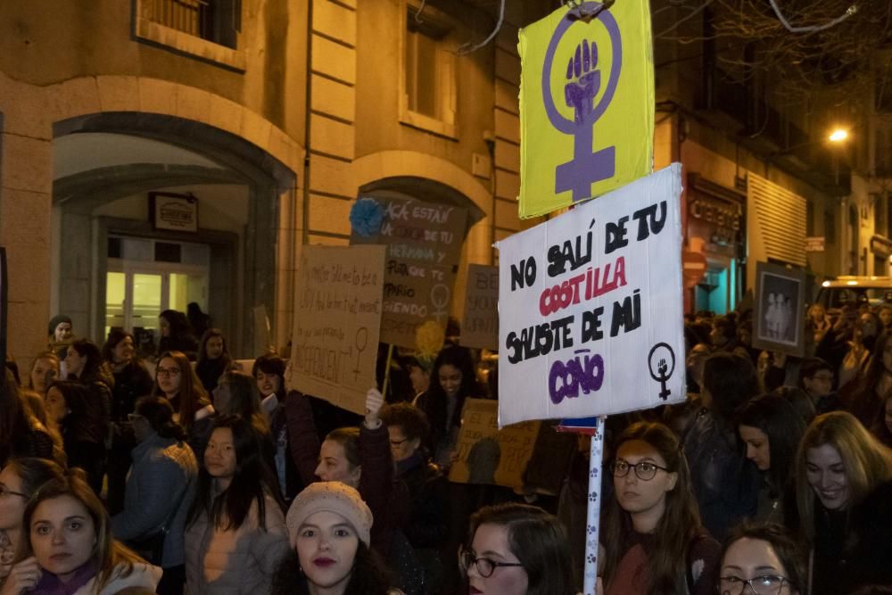 Centenars de persones surten al carrer el 8M