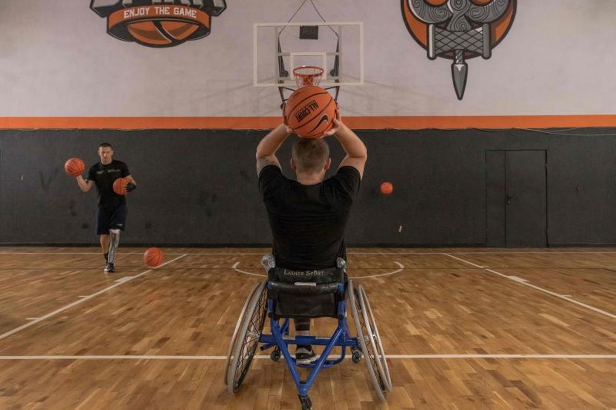 Ex-soldados ucranianos heridos, se recuperan jugando a baloncesto en silla de ruedas