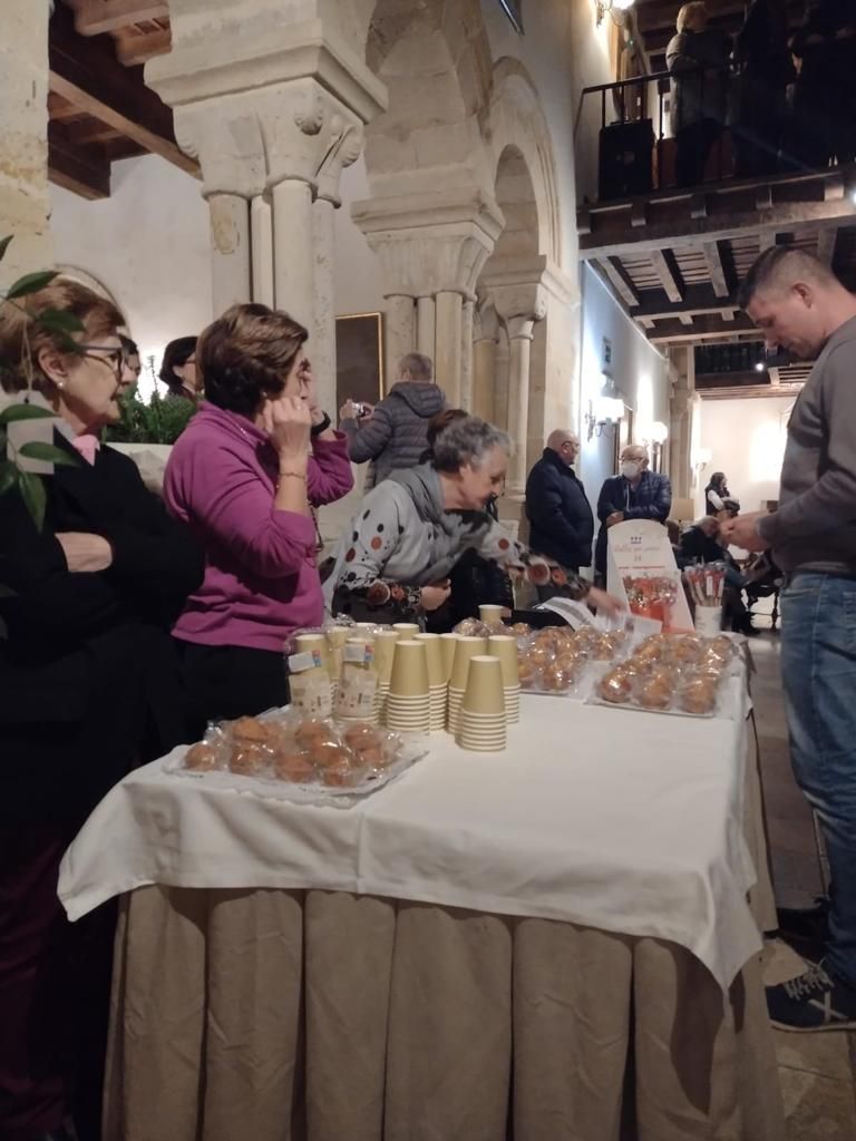 La Navidad se enciende en el Monasterio de San Pedro de Villanueva, en Cangas de Onís