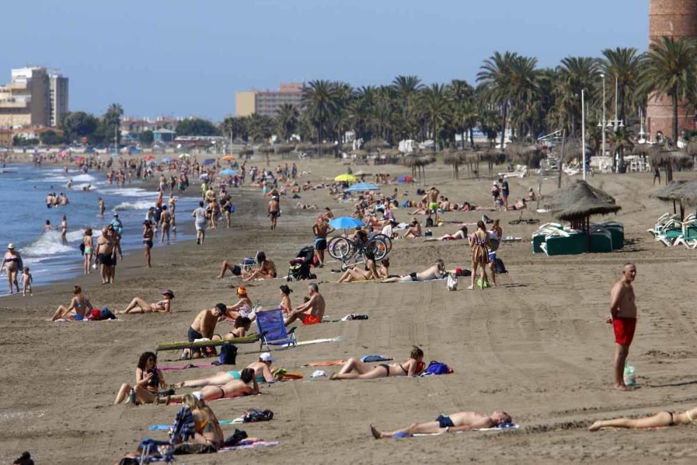 Los malagueños se lanzan a la playa