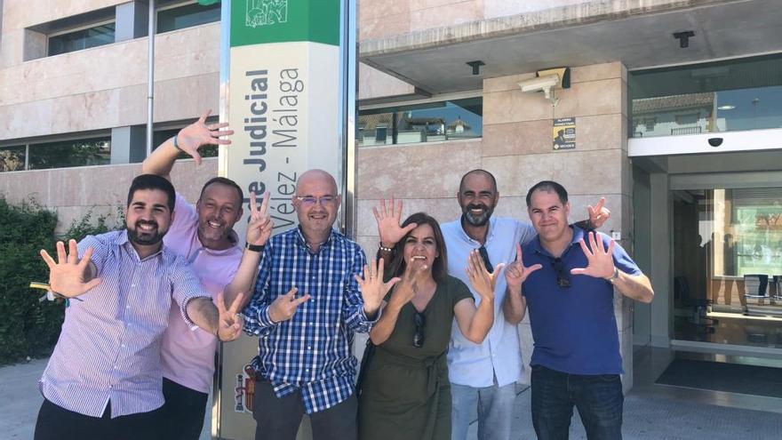 Atencia y los integrantes de su candidatura, este miércoles, en Vélez-Málaga.