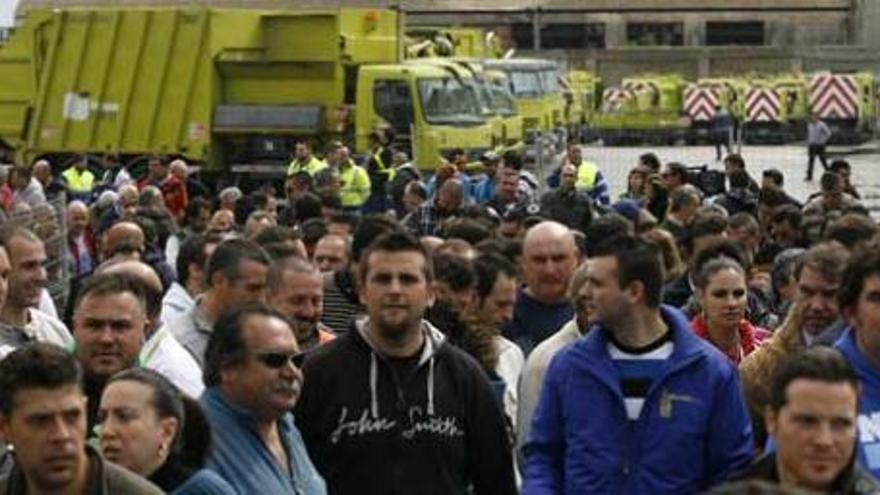 Una imagen de la asamblea de trabajadores de Limasa, esta mañana.