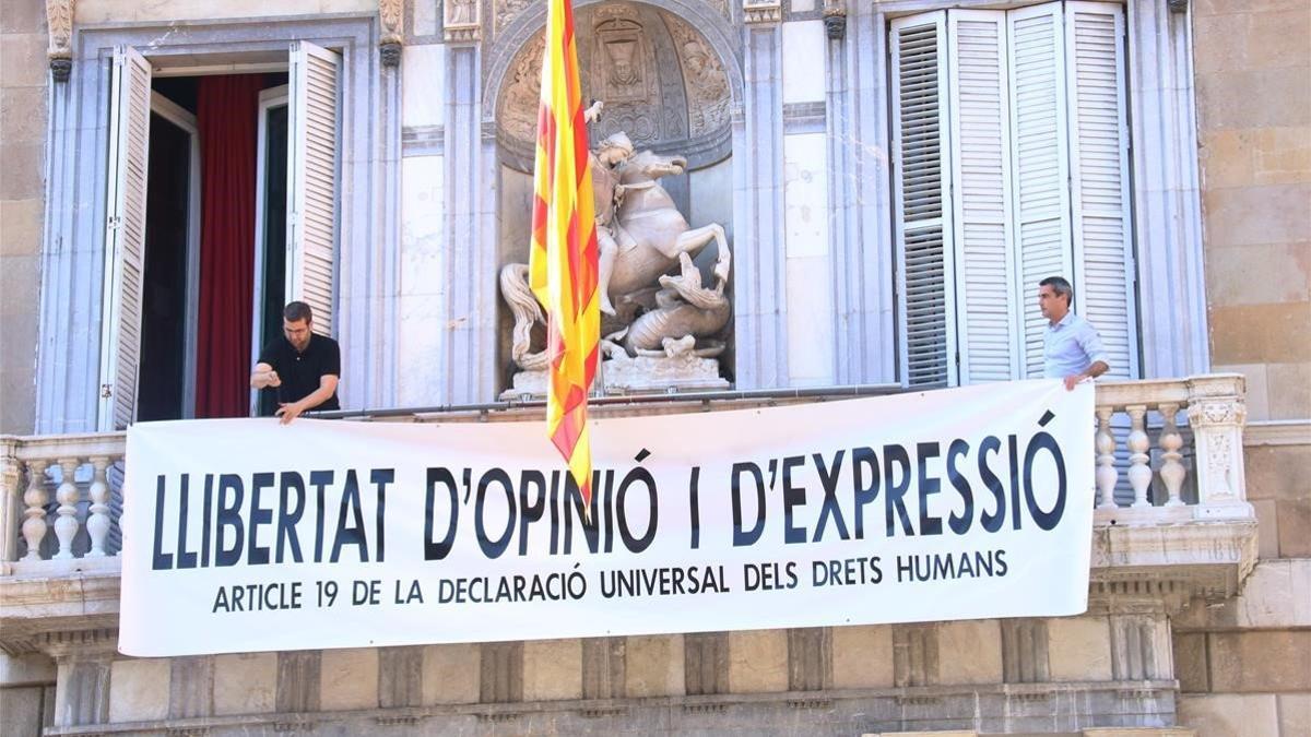 Torra cuelga una nueva pancarta: &quot;Libertad de opinión y expresión&quot;