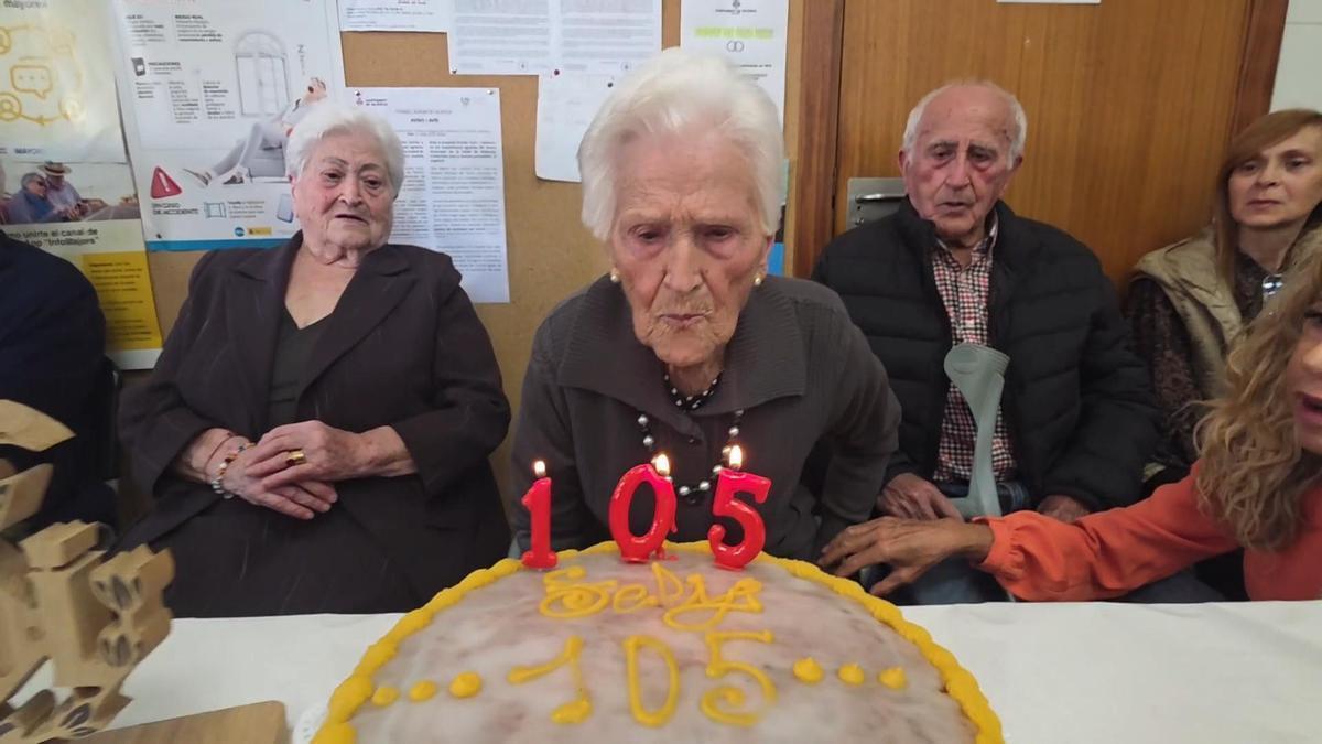 València homenajea a Rosario Barat, tras cumplir 105 años