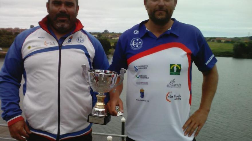 Manuel Pedrares y Esteban Alonso, entrenadores del Kayak Tudense, con el trofeo.