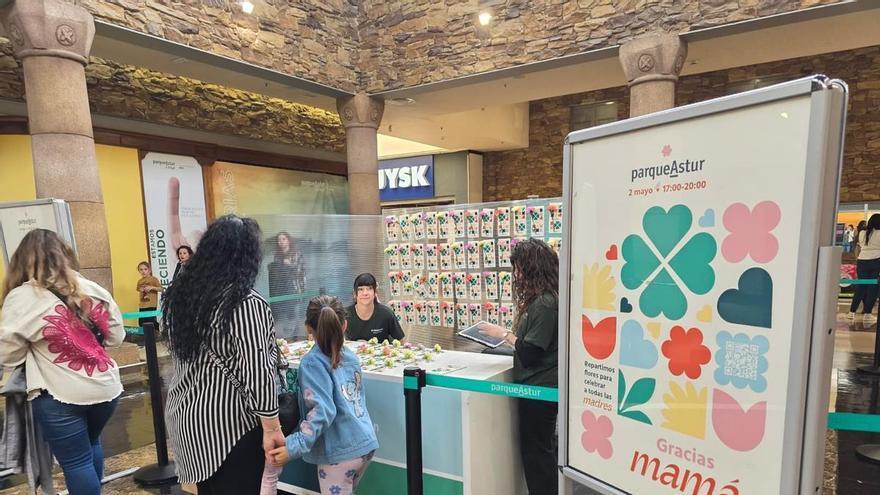 Un clavel para mamá: ParqueAstur reparte flores como "un gesto tierno para valorarlas"