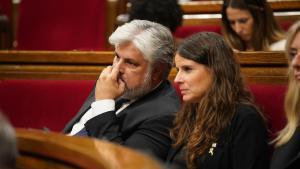El president de Junts en el Parlament, Albert Batet, junto a la portavoz del grupo, Mònica Sales