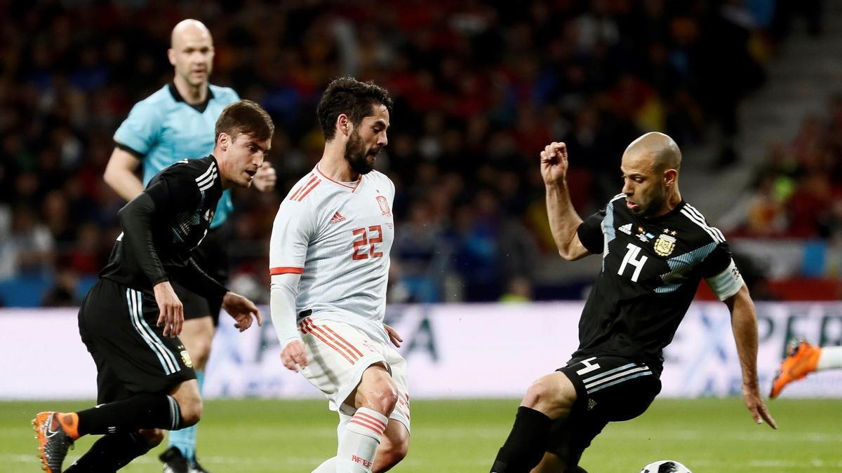 Isco Alarcón y Javier Mascherano en una acción durante el último partido entre España y Argentina el 27 de marzo de 2018