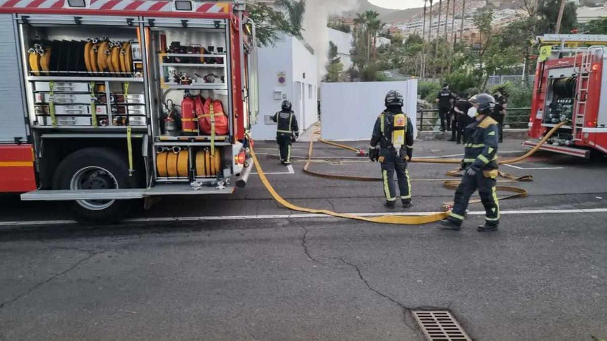 Intervención de los bomberos en la casa de la víctima. | | BOMBEROS DE TENERIFE