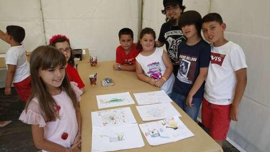 Abel Amutxategi, junto a los niños que participaron en el taller.