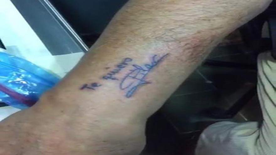 Un hombre se tatúa una frase de su esposa fallecida.