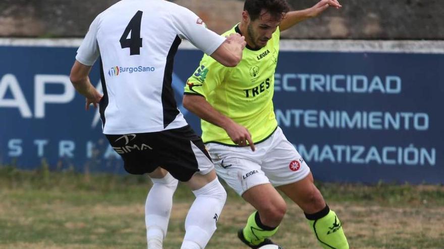 Pablo Espina intenta superar la marca de un jugador del Tudelano.