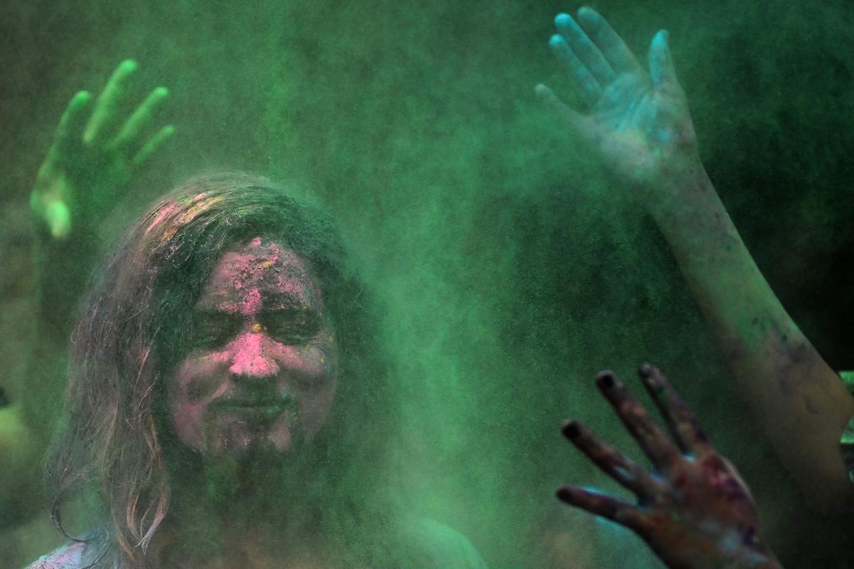 Participantes en las celebraciones del Holi en Bombay