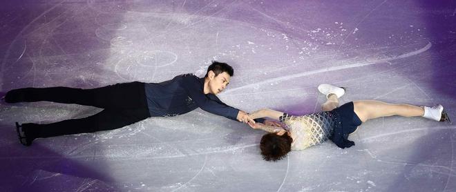 La pareja china Cheng Peng y Yang Jin se presentan durante la gala de exhibición en el Gran Premio ISU de patinaje artístico Final 2019 en Turín.