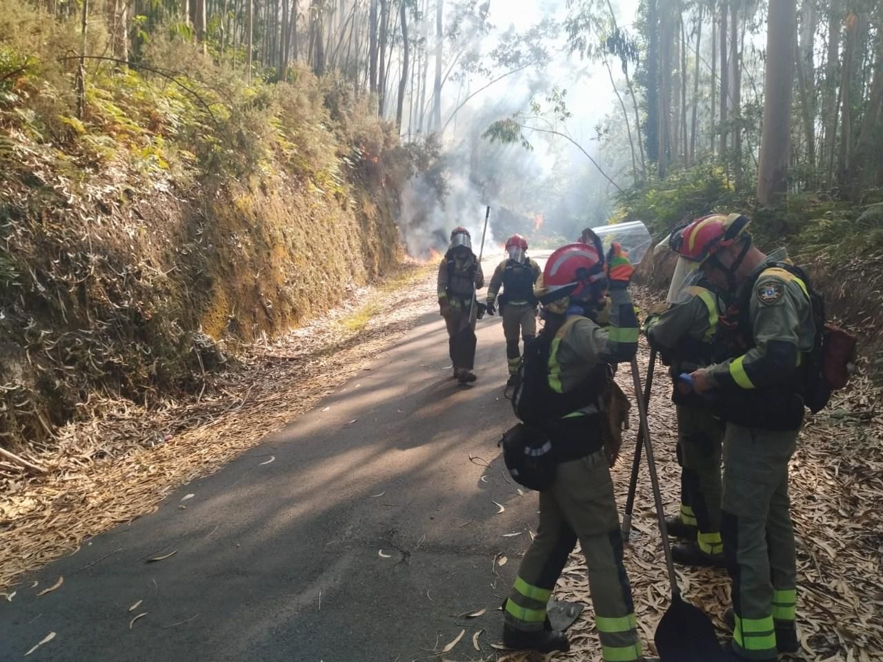 Así evoluciona el incendio que arrasa el monte de Meaño