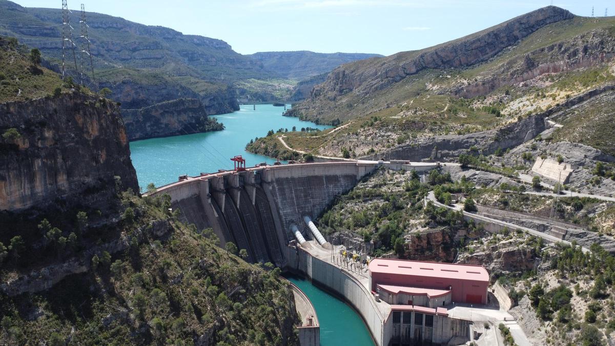 Presa de Cortes y central hidroelectrica.