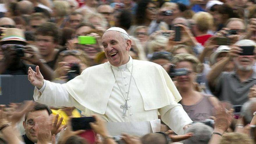 Un grupo de mujeres piden al Papa que revise el celibato de los sacerdotes