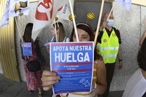 Tripulantes de cabina (TCP) de Ryanair protestan a las puertas del aeropuerto Adolfo Suárez-Madrid Barajas durante la primera de las seis jornadas de huelga que llevan a cabo en España.