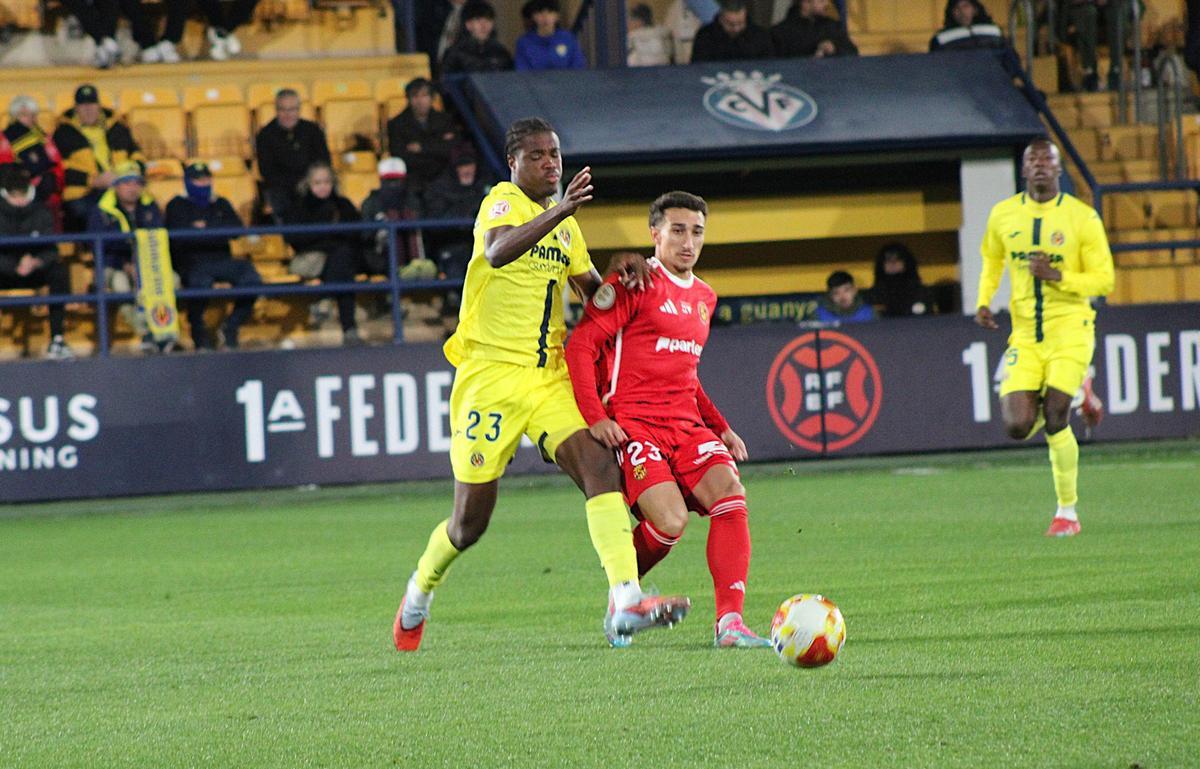 Jean Ives regresó al once y completó un extraordinario partido en el eje de la zaga.