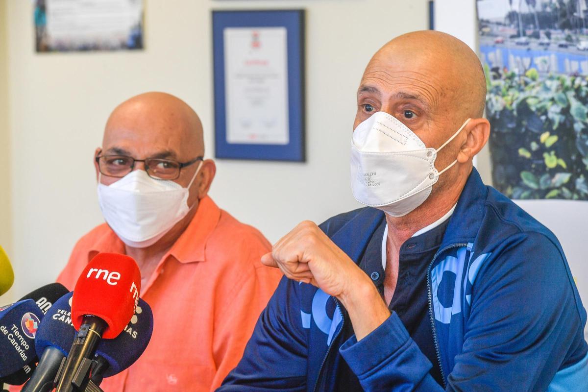 Antonio Guedez y Pablo Santana durante una rueda de prensa en el Hospital Universitario de Gran Canaria Doctor Negrín.