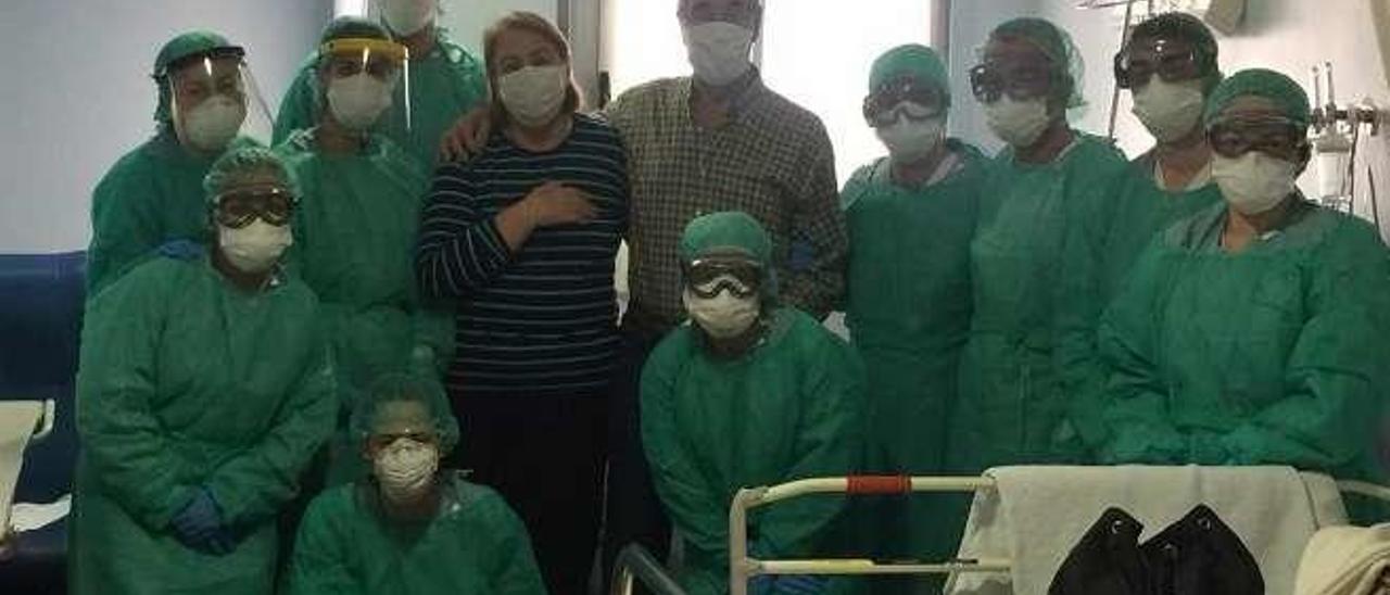 El matrimonio que superó el coronavirus posa junto al equipo sanitario tras recibir el alta. // FdV