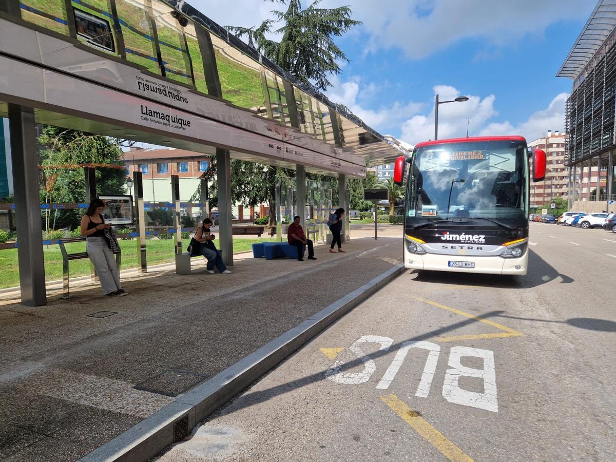 Un autobús en la estación de Llamaquique (Oviedo)