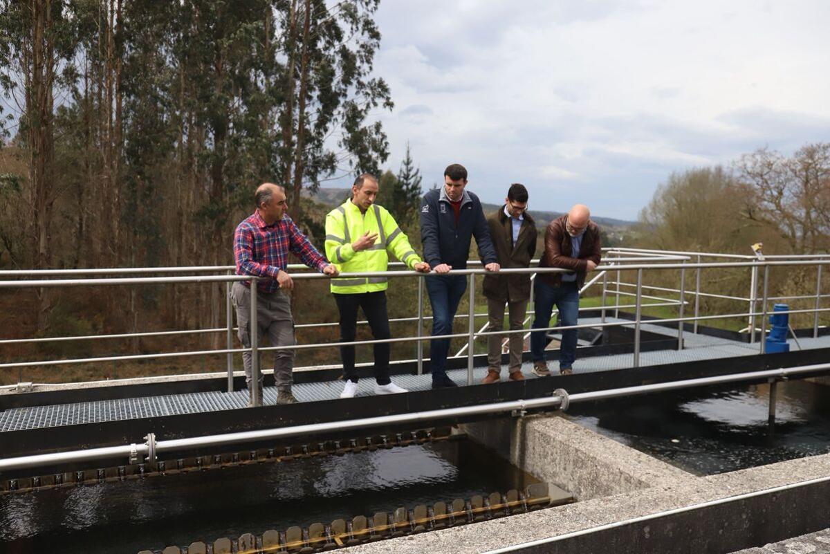 El alcalde de A Estrada, centro, durante la visita a las ETAP de Penerada y Parada