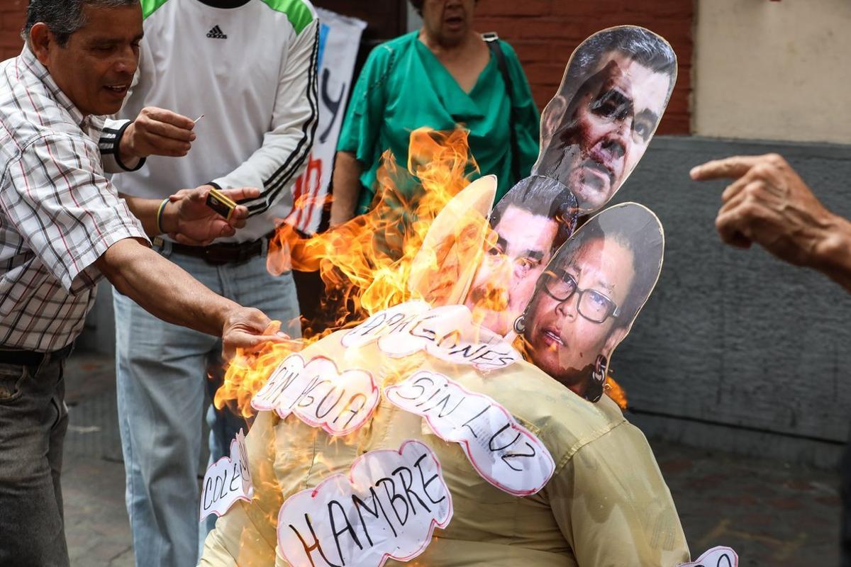 venezuela quema maduro 20190421-636914720640466610