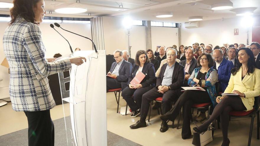 La secretaria general de la Cámara, Rosa Mary Cardeso, se dirige al público asistente a la presentación. En primera fila desde la derecha, Natalia Vázquez Poza, Fany Suárez Mansilla, Xosé Sánchez Bugallo y María Pais