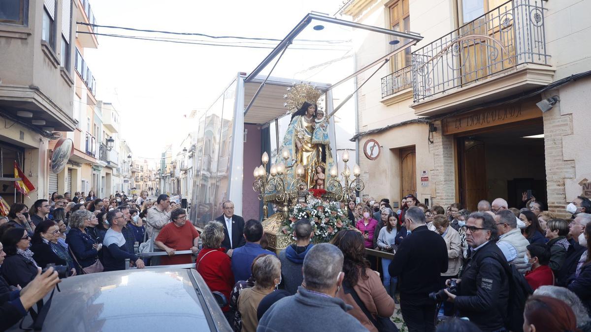 Numerosos vecinos devotos lanzan sus plegarias a la Mare de Déu.