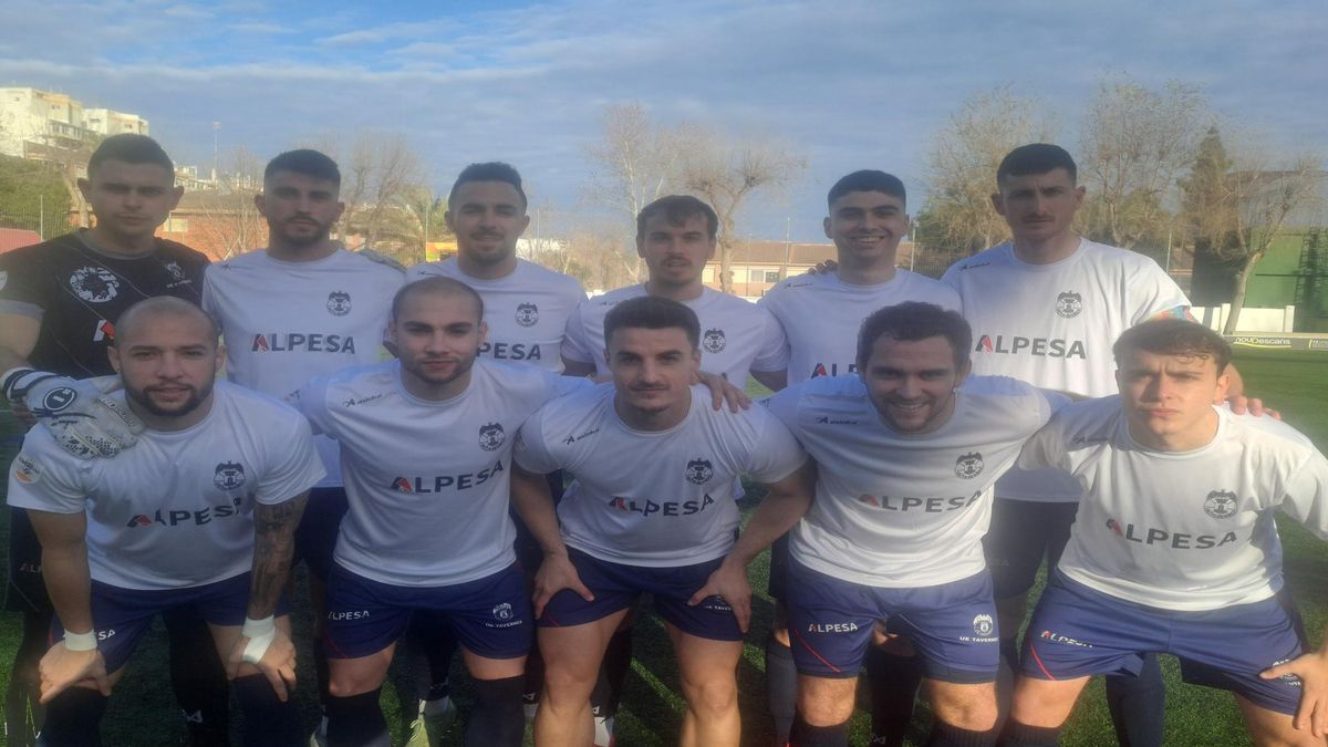 La UE Tavernes viste de blanco para que se pueda jugar el partido