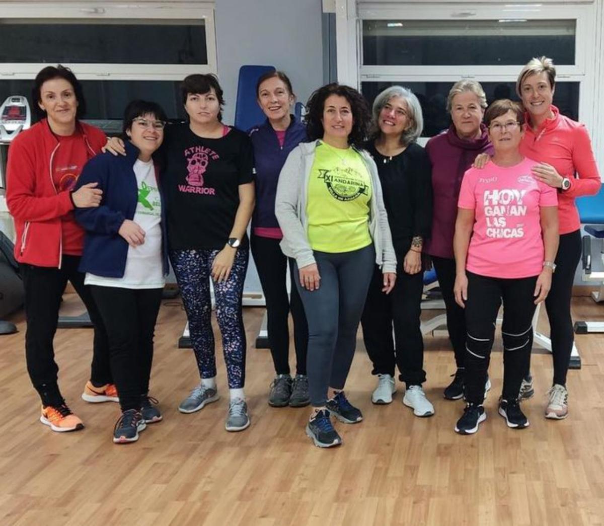 Numerosas mujeres realizan actividades deportivas. |