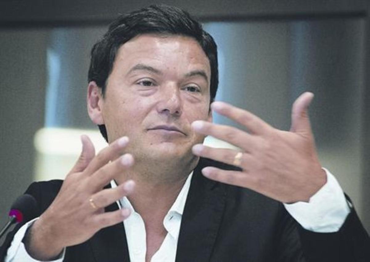 Thomas Pikkety, al seu despatxde l’Escola d’Economia de París, dimecres passat. Thomas Pikkety, al seu despatxde l’Escola d’Economia de París, dimecres passat.
