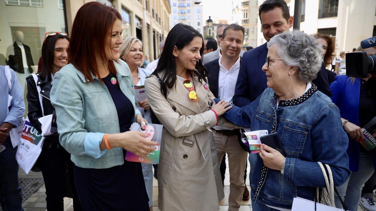 Inés Arrimadas ha recorrido varias calles del Centro con Noelia Losada, candidata a la alcaldía.