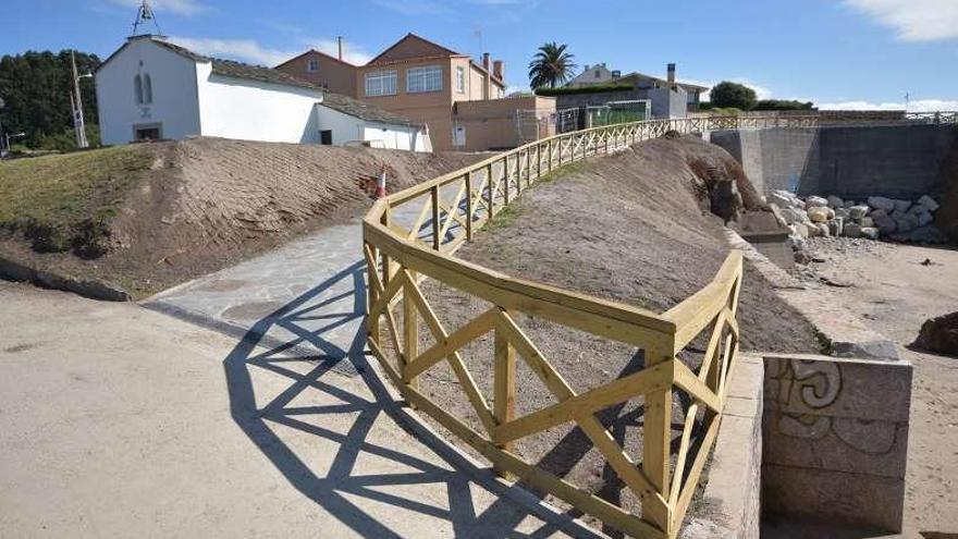 Dos tramos de la nueva senda marítima ejecutada por el Concello de Oleiros entre Santa Ana y Breixo.