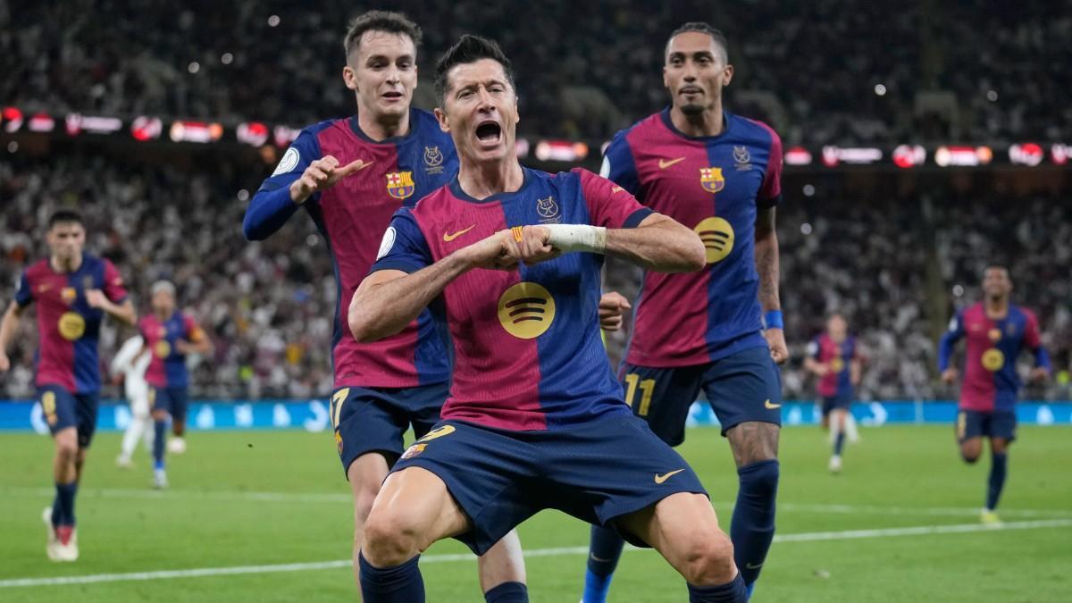 Lewandowski celebra su gol contra el Real Madrid en la final de la Supercopa de España