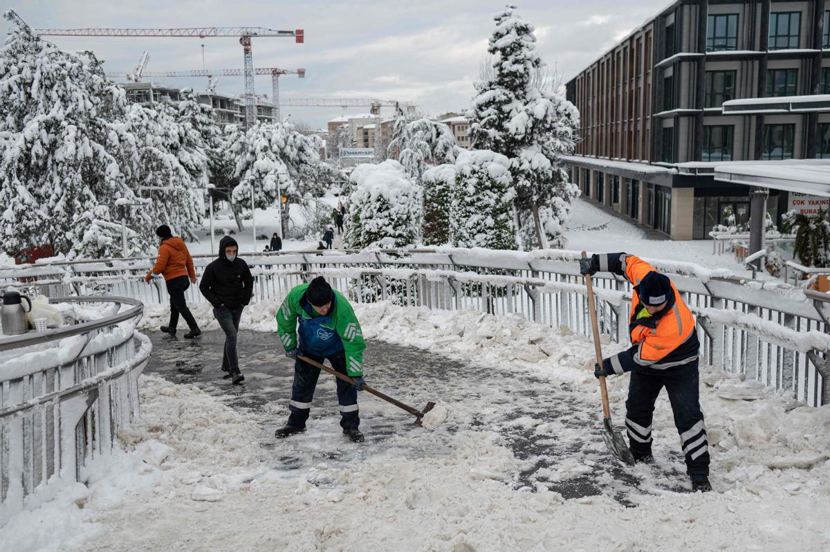 Trabajadores despejan una calle en el distrito de Kucukcekmece, en Estambul, tras la copiosa nevada.