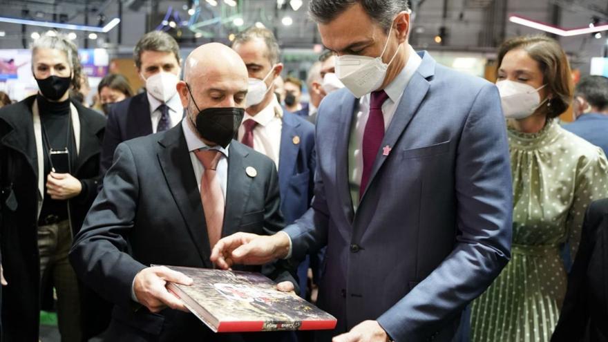 Sánchez muestra con su visita al stand de Andalucía el &quot;apoyo real&quot; del Gobierno