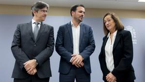 (I-D) El director general de ordenación del juego, Mikel Arana Echezarreta; el ministro de Consumo en funciones, Alberto Garzón, y la jefa del servicio de psiquiatría del hospital Ramón y Cajal, Ángela Ibáñez Cuadrado, posan tras el acto de presentación d