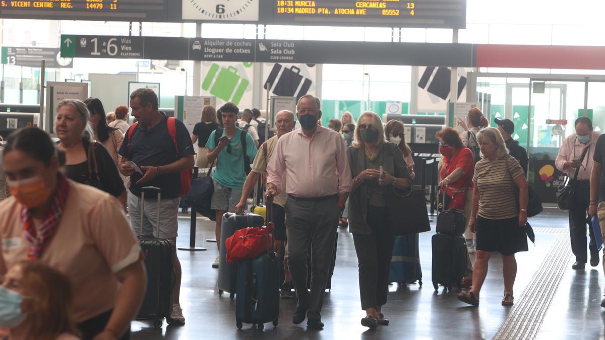 Pasajeros dirigiéndose hacia la salida de la estación tras llegar en un Alvia a Alicante